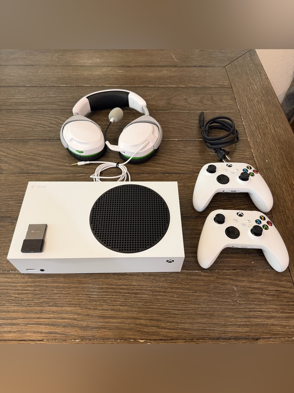 Xbox Series S 512GB White Bundle + Seagate 1TB Card 2 Controllers HyperX Headset
